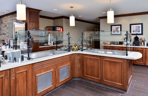 Rochester Condo | King Suite | Free Breakfast + Shared Pool & Hot Tub. Close to Mayo Clinic!