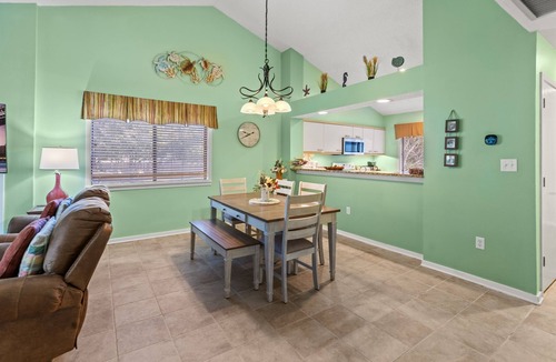 Arcadian Shores Villa | Kingston Richmond Pk 14E 2nd floor w/pool & beach