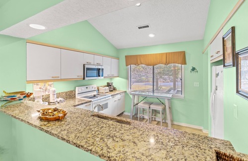 Arcadian Shores Villa | Kingston Richmond Pk 14E 2nd floor w/pool & beach