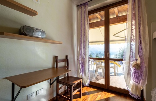 Solto Collina Apartment | La casa di Sarah - Two Bedroom Apartment, Sleeps 5