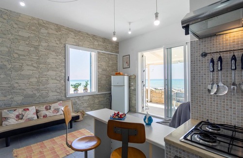 Casuzze House | La Casa in Riva al Mare