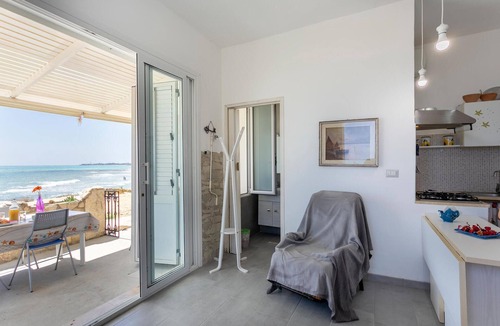 Casuzze House | La Casa in Riva al Mare