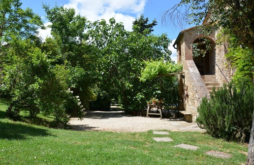 Radicondoli Apartment | LA CASINA apartment in Tuscan countryside with pool and private garden
