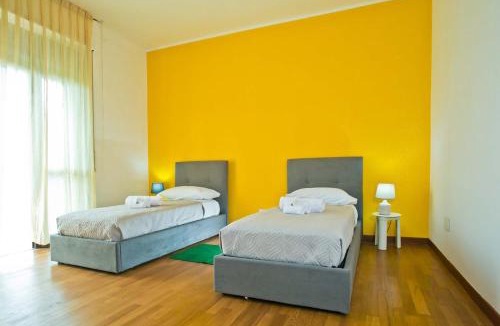 Albate Apartment | LA'DELI - Como - grande appartamento con parcheggio, nefltix, giardino, terrazzo