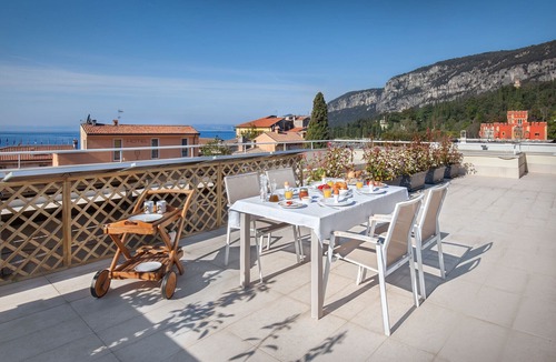 Garda Apartment | LA ROCCA RELAX - only 100 meters from the lake