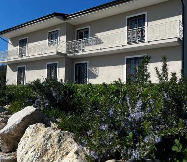 Castel Campagnano Apartment | La Valle B&B