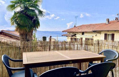 Viverone House | Lake view house furnished in "1950s" style!
