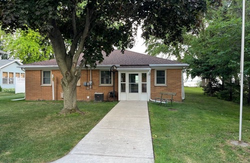Oshkosh Cottage | Lake Winnebago Waterfront Retreat-Canoeing, Campfires & Stunning Sunsets