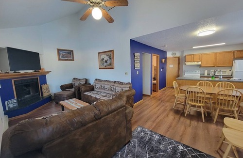 Upson House | LAKEFRONT 5-bedroom Chateau Getaway at Whitecap Mountains Resort Units 1 & 3