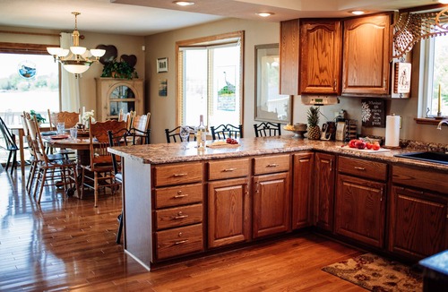 Frontier House | LAKEFRONT! BOOK NOW for a beautiful getaway! Up to 12 Guests - Pets