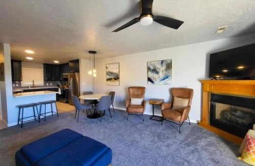 Hardy House | Lakefront on quiet cove, stylishly updated with modern amenities, 3 decks, Blackstone, kayak