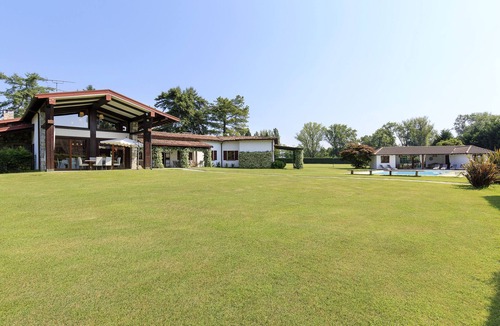 Solcio Villa | Lakefront villa with pool, tennis and golf! - Villa Solcio