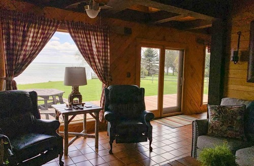 Algoma House | Lakeview Chalet - perfect for your getaway
