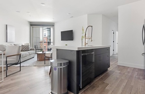 DeBaliviere Place Apartment | Landing | Beautiful 2BD, Gym, Yoga Studio