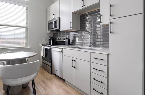 Downtown Apartment | Landing | Beautiful Studio, Gym, Pool