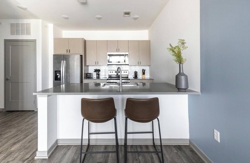 Coraopolis Apartment | Landing | Chic 1BD, Courtyard, Gym