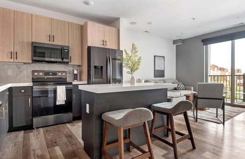 DeBaliviere Place Apartment | Landing | Incredible 1BD, Yoga Studio, Gym