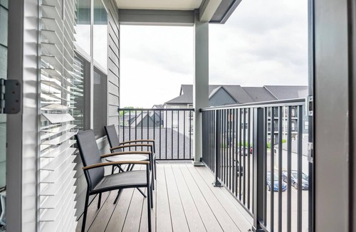 Coraopolis Apartment | Landing | Incredible 2BD, Gym, Courtyard
