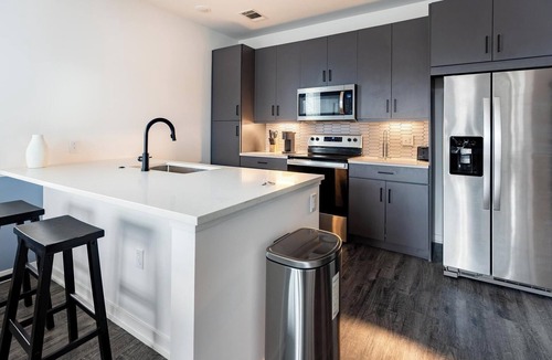 Coraopolis Apartment | Landing | Modern 2BD, Courtyard, Gym