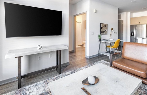 Coraopolis Apartment | Landing | Stunning 1BD, Courtyard, Gym