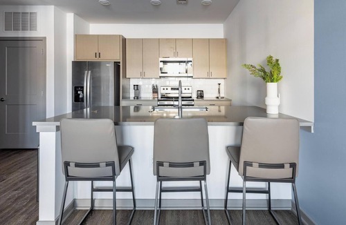 Coraopolis Apartment | Landing | Stunning 1BD, Courtyard, Gym