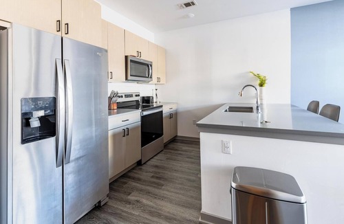 Coraopolis Apartment | Landing | Stunning 1BD, Courtyard, Gym