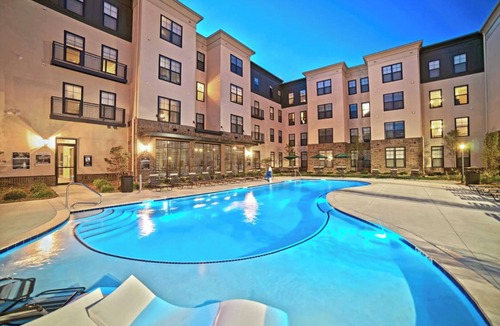 Central West End Apartment | Landing | Stunning 2BD, Gym, Pool