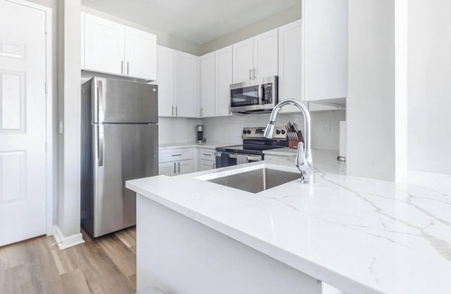 Raritan Apartment | Landing | Stunning 2BD, Tennis Court, Clubhouse