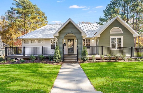 Crabtree Apartment | Landing | Stylish 2BD, Pool, Tennis Court