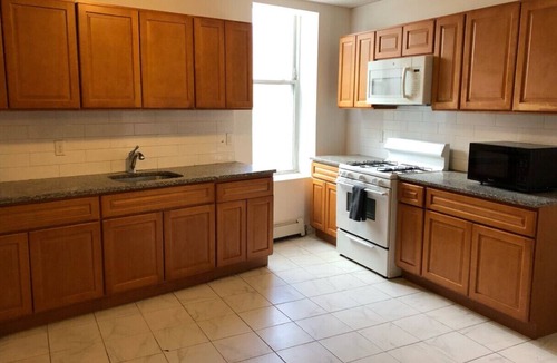 Elizabeth Apartment | Large apartment, direct NYC train 5 min walk, MetLife Stadium 30 mins