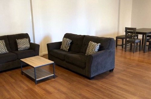 Elizabeth Apartment | Large apartment, direct NYC train 5 min walk, MetLife Stadium 30 mins