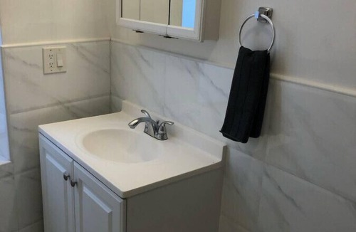 Elizabeth Apartment | Large apartment, direct NYC train 5 min walk, MetLife Stadium 30 mins