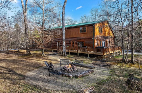 Cosby Cabin | Large Private Backyard, Paired-Driving Games, Renovated Indoor Pool, Theater