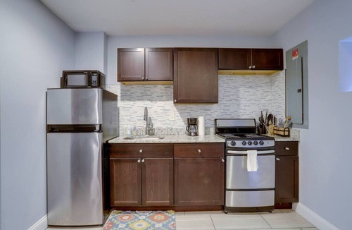 Northeast House | Large RFK townhome sleeps 14 with parking pad