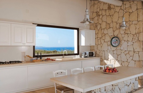 Syracuse Villa | Large Sicily villa w/pool near Syracuse and seaside with Air conditioning and Wi-Fi