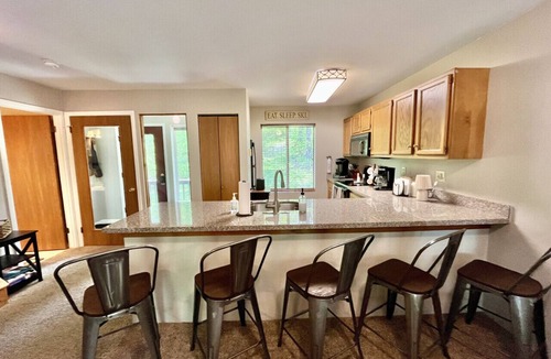 Jefferson Township Apartment | ❄️ Laurel Nook | Walk or Shuttle to Skiing | Family Friendly w/Mountain View