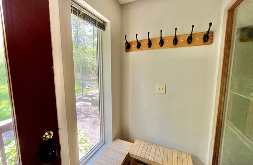 Jefferson Township Apartment | ❄️ Laurel Nook | Walk or Shuttle to Skiing | Family Friendly w/Mountain View