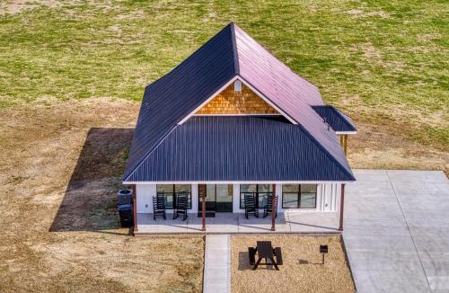 Kodak Ski Chalet | Lazy River Cabin, River Front, Hot Tub, WIFI, 560 in FREE Attraction tickets each paid day!
