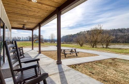 Kodak Ski Chalet | Lazy River Cabin, River Front, Hot Tub, WIFI, 560 in FREE Attraction tickets each paid day!