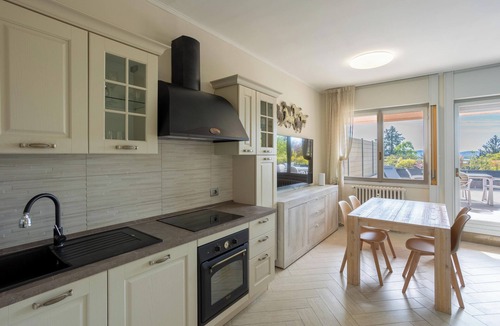 Lesa Apartment | Lesa Jacuzzi & Lakeview, app. with terrace, hot tub and barbecue.