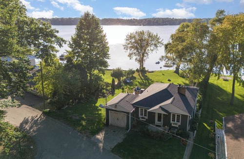 Gowen House | Lincoln Lake Getaway – Perfect Lakeside Stay