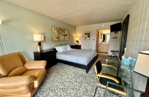 Cedar Falls Apartment | Lindell Motor Lodge - Downtown Cedar Falls Studio With Free Gated Parking!