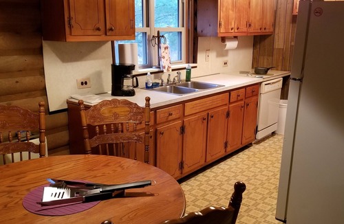 Somerset House | LOG Cabin, 5 miles from town, but very country setting