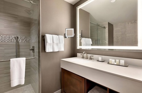 Berkeley Heights Hotel | Look No More! 2 Comfortable Units, Indoor Pool, Free Breakfast, Parking!