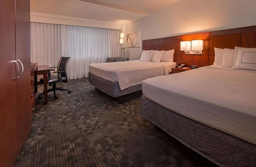 Rosslyn Hotel | Look No More! Self-Parking, Picnic Area, Near Phillips Collection!