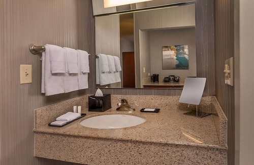 Rosslyn Hotel | Look No More! Self-Parking, Picnic Area, Near Phillips Collection!
