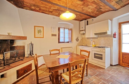 San Casciano in Val di Pesa Apartment | Lovely apartment with WIFI, A/C, pool, TV and pets allowed, close to Greve In Chianti