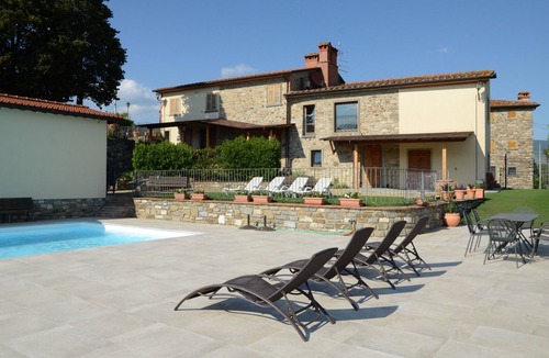 Capolona Apartment | Lovely apartment for 5 guests with WIFI, pool, TV, pets allowed and panoramic view, close to Are.