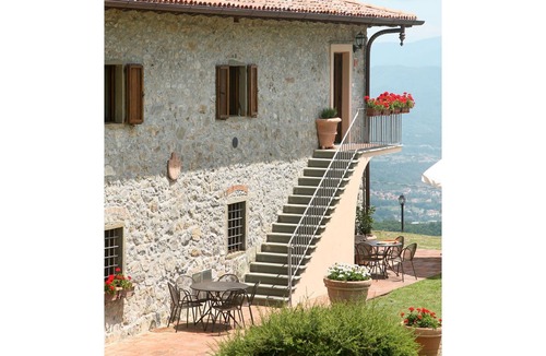 Molazzana Villa | Lovely apartment in villa for 5 people with pool, WIFI, TV, patio, pets allowed and parking