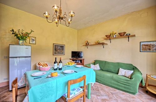 San Gimignano Apartment | Lovely apartment for 4 people with pool, WIFI, A/C, TV and panoramic view
